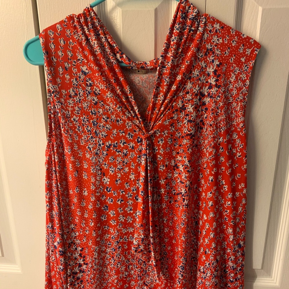 HIGH/LOW SLEEVELESS BLOUSE WITH TIE NECK